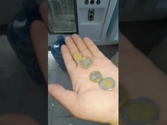 硬貨はアルカリ窓の浄水の自動販売機を作動させた